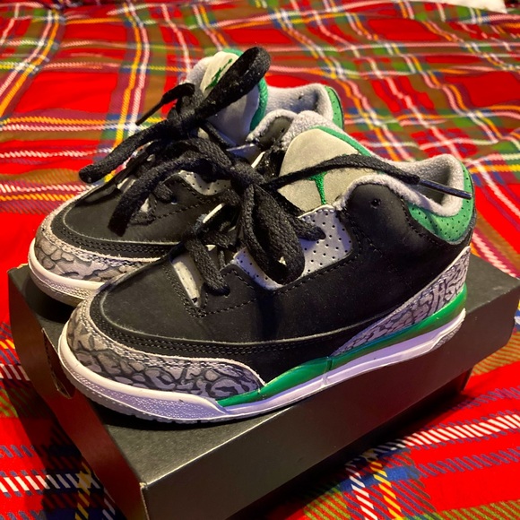 *USED* Jordan Retro 3’s Size 9c (Black/Green) - Picture 3 of 4